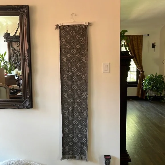 🛍️🛍️HOST PICK🛍️🛍️Stunning Louis Vuitton wool and silk scarf - Picture 3 of 5
